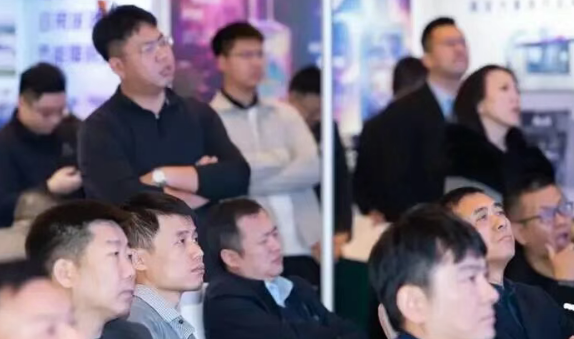 The 2025 Annual Conference of the Glass Industry was held in Bengbu. The theme is to focus on technological innovation and green development.